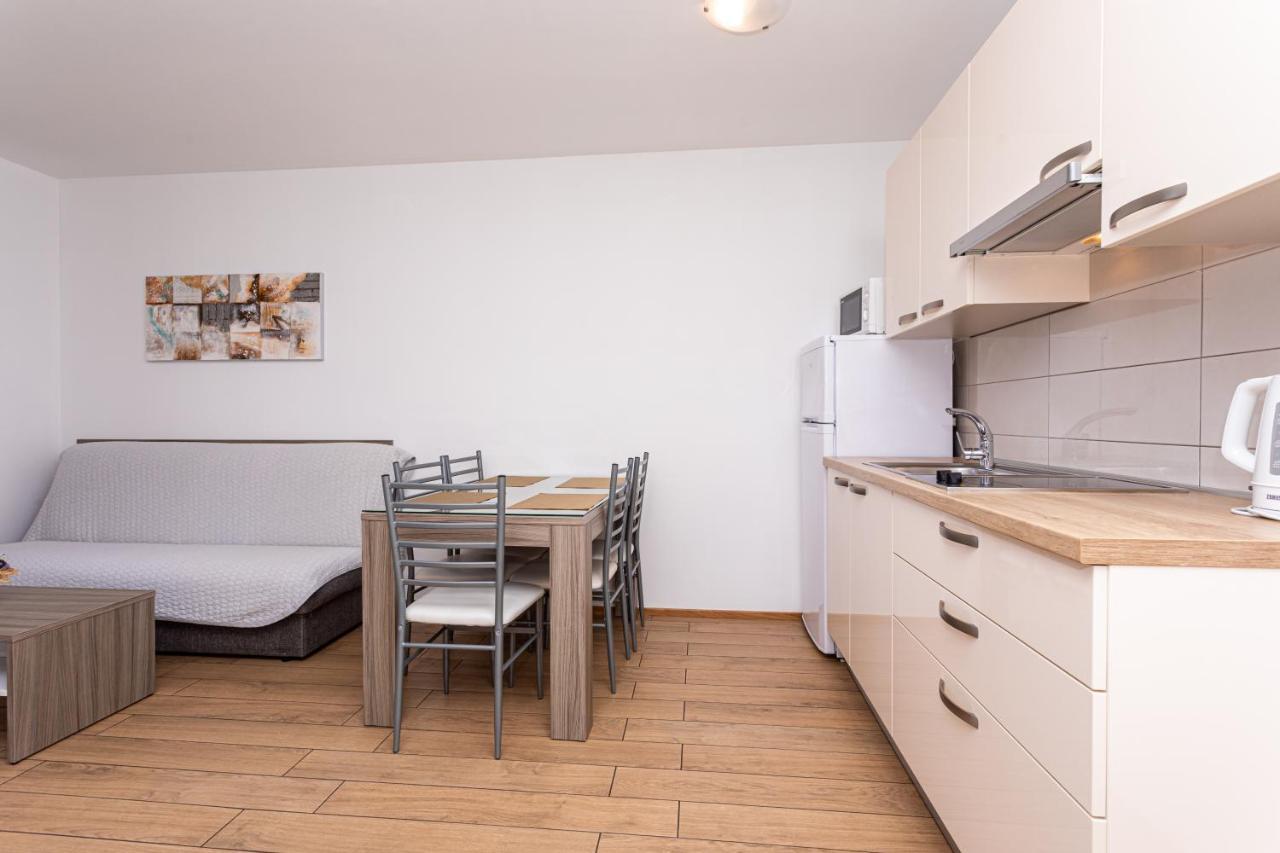 Apartments Crnekovic Tomislava 8 Baška Esterno foto
